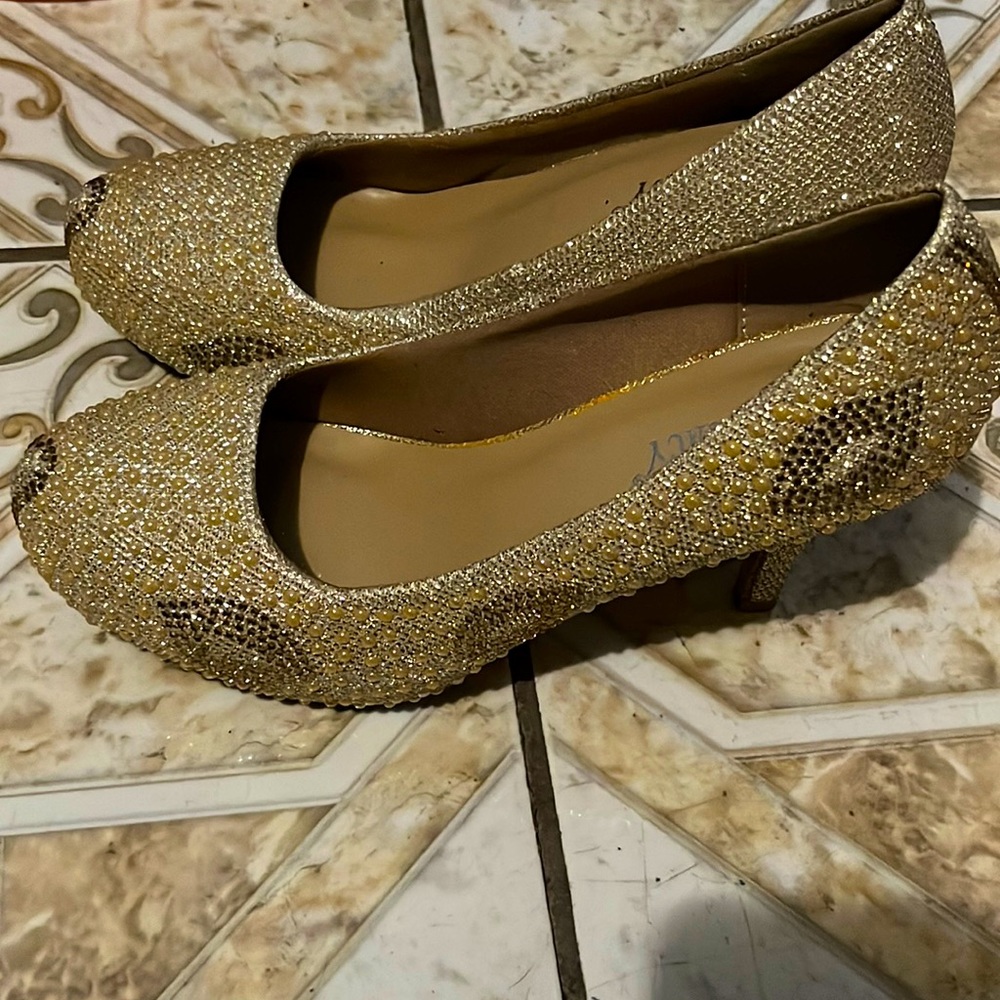 These are golden sparkly heels there a size 8 and in great condition.